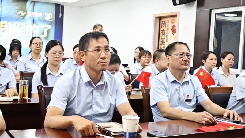 觀(guān)大國(guó)盛典，鑄弘洋之魂--弘洋集團(tuán)組織集體觀(guān)看閱兵儀式